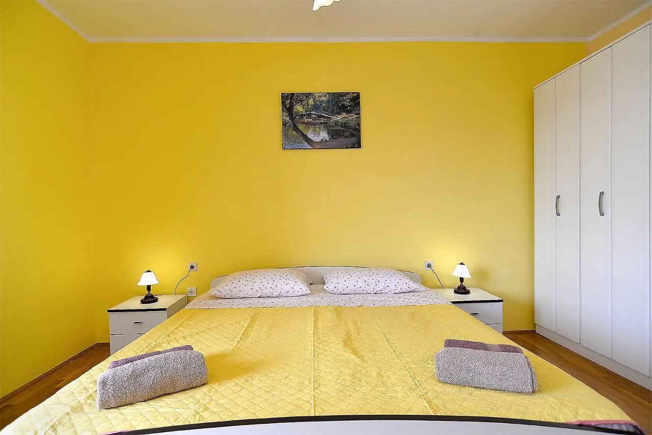 Apartment Snezana 2265 Pula 0*,